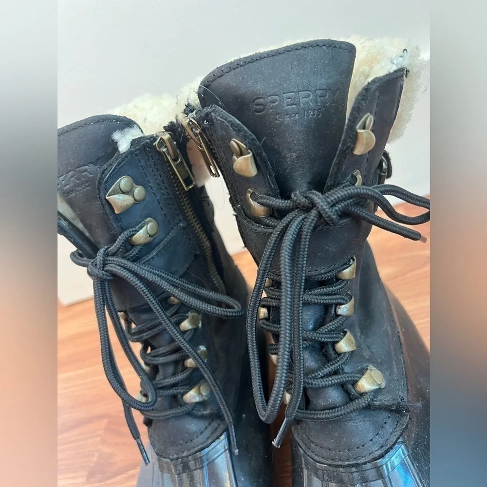 Sperry Top-Sider Black Boots with Cream Fur Lining